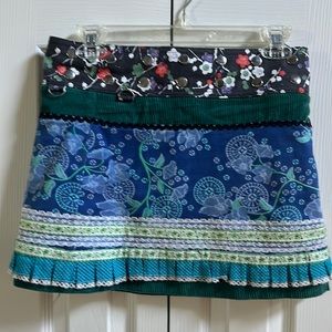 Reversible skirt, adjusts to any size with snaps.